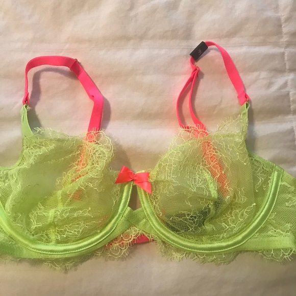Victoria Secret complete lace bra - Picture 1 of 3